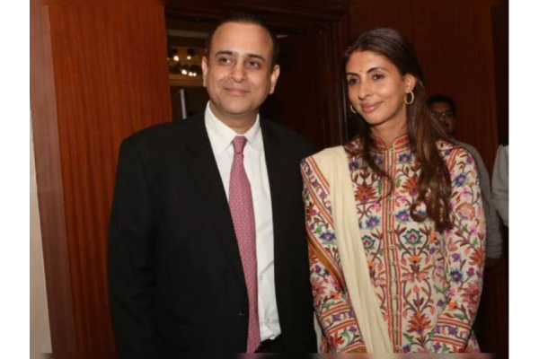 Shweta Bachchan Romantic Photos With Husband