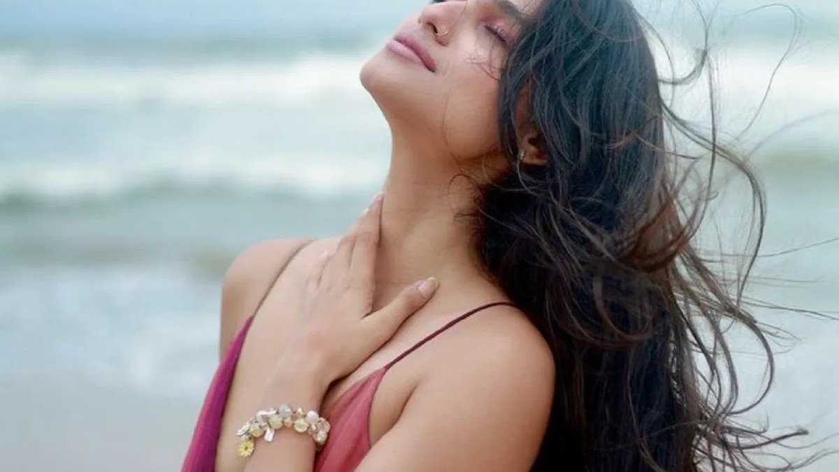 Video: गणपति विसर्जन मे खराब हुई कपूर एक्ट्रेस की हालत, बोली- '3.5 घंटे से पीट रहे हो... प्लीज गाली मत देना'