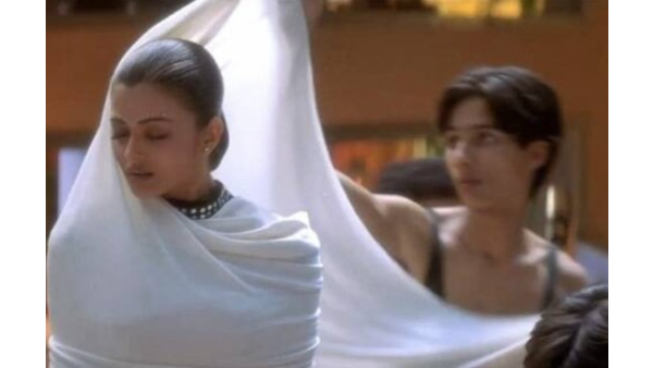 Karisma Kapoor Background Dancer