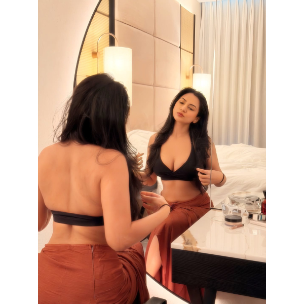 Gaurav Khanna Wife Akanksha Chamola Bold Photo Shoot