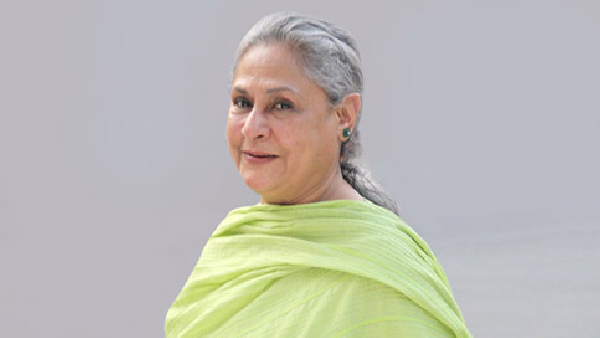 Jaya Bachchan Change Her Pads In Bushes