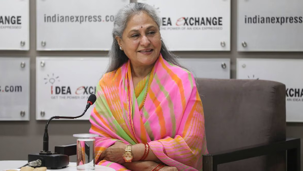 Jaya Bachchan Change Her Pads In Bushes