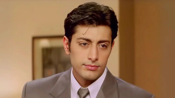 ‘तुम बिन’ का वो हीरो जिसे छूने के लिए तरसती थी लड़कियां, 52 की उम्र में भी वैसा ही है चार्म Tum Bin Actor Priyanshu Chaterjee: साल 2001 में रिलीज हुई फिल्म ‘तुम बिन’ ने बॉलीवुड को कई नए चेहरे दिए थे, लेकिन जिस एक्टर ने सबसे ज्यादा लड़कियों का दिल जीता था, उसका नाम प्रियांशु चटर्जी था। अपनी मासूम मुस्कान, लंबे कद और चॉकलेटी बॉय वाले लुक से प्रियांशु रातोंरात स्टार बन गए थे। अब 52 साल की उम्र में भी उनका लुक ज्यादा नहीं बदला है और वायरल वीडियो देखकर फैंस भी यही कह रहे हैं कि एक्टर आज भी पहले जितने ही हैंडसम लगते हैं। सोशल मीडिया पर वायरल हो रहे वीडियो में प्रियांशु सफेद कुर्ते और चश्मे में नजर आए। चेहरे पर हल्की उम्र जरूर दिखी, लेकिन उनका स्टाइल और हेयरस्टाइल आज भी लगभग वैसा ही है। यही वजह है कि लोग उन्हें अब भी बॉलीवुड का चॉकलेट हीरो कह रहे हैं। मॉडलिंग से शुरू हुआ था सफर दिल्ली के एक मिडिल क्लास परिवार से आने वाले प्रियांशु चटर्जी ने अपने करियर की शुरुआत मॉडलिंग से की थी। उन्होंने Digjam, Levi’s और Wills जैसे बड़े ब्रांड्स के लिए काम किया। इसके बाद वो सिंगर उदित नारायण के म्यूजिक वीडियो में नजर आए और फिर उन्हें ‘तुम बिन’ में बड़ा ब्रेक मिला। ‘तुम बिन’ से मिली रातोंरात शोहरत प्रियांशु ने एक पुराने इंटरव्यू में बताया था कि ‘तुम बिन’ सुपरहिट होने के बाद उनकी जिंदगी पूरी तरह बदल गई थी। वो ऑटो से मॉल पहुंचे थे और वहां लड़कियों की भीड़ उन्हें छूने के लिए टूट पड़ी थी। हालांकि फिल्म से उन्हें स्टार जैसी फीस नहीं मिली थी, लेकिन शोहरत खूब मिली। ‘तुम बिन’ के बाद प्रियांशु आपको पहले भी देखा है, दिल का रिश्ता, पिंजरा, भूतनाथ और 12वीं फेल जैसी फिल्मों में नजर आए। हालांकि उन्हें वैसी सफलता दोबारा नहीं मिल सकी। शादी टूटने के बाद बदल गई जिंदगी प्रियांशु ने अपनी पर्सनल लाइफ को लेकर भी खुलकर बात की थी। उन्होंने बताया था कि जब उनका स्टारडम धीरे-धीरे कम हो रहा था, उसी दौरान उनकी शादी भी टूट गई। इसके बाद से वो दोबारा शादी करने को लेकर काफी सावधान हो गए। एक्टर का कहना था कि फिल्म इंडस्ट्री में काम करने वाले लोगों की लाइफ आसान नहीं होती। लंबे शूट शेड्यूल और लगातार दूर रहने की वजह से रिश्ते संभालना मुश्किल हो जाता है। आज भी एक्टिंग में एक्टिव हैं प्रियांशु भले ही प्रियांशु अब लीड रोल्स में कम नजर आते हों, लेकिन वो लगातार फिल्मों और वेब सीरीज में काम कर रहे हैं। हाल ही में उन्होंने कुबेरा की हिंदी डबिंग में भी काम किया। इसके अलावा उनके पास कई नए प्रोजेक्ट्स भी हैं। इतने सालों बाद भी प्रियांशु चटर्जी का वही शांत अंदाज और हैंडसम पर्सनैलिटी फैंस को खूब पसंद आ रही है। ‘तुम बिन’ का वो हीरो जिसे छूने के लिए तरसती थी लड़कियां, 52 की उम्र में भी वैसा ही है चार्म Tum Bin Actor Priyanshu Chaterjee: साल 2001 में रिलीज हुई फिल्म ‘तुम बिन’ ने बॉलीवुड को कई नए चेहरे दिए थे, लेकिन जिस एक्टर ने सबसे ज्यादा लड़कियों का दिल जीता था, उसका नाम प्रियांशु चटर्जी था। अपनी मासूम मुस्कान, लंबे कद और चॉकलेटी बॉय वाले लुक से प्रियांशु रातोंरात स्टार बन गए थे। अब 52 साल की उम्र में भी उनका लुक ज्यादा नहीं बदला है और वायरल वीडियो देखकर फैंस भी यही कह रहे हैं कि एक्टर आज भी पहले जितने ही हैंडसम लगते हैं। सोशल मीडिया पर वायरल हो रहे वीडियो में प्रियांशु सफेद कुर्ते और चश्मे में नजर आए। चेहरे पर हल्की उम्र जरूर दिखी, लेकिन उनका स्टाइल और हेयरस्टाइल आज भी लगभग वैसा ही है। यही वजह है कि लोग उन्हें अब भी बॉलीवुड का चॉकलेट हीरो कह रहे हैं। मॉडलिंग से शुरू हुआ था सफर दिल्ली के एक मिडिल क्लास परिवार से आने वाले प्रियांशु चटर्जी ने अपने करियर की शुरुआत मॉडलिंग से की थी। उन्होंने Digjam, Levi’s और Wills जैसे बड़े ब्रांड्स के लिए काम किया। इसके बाद वो सिंगर उदित नारायण के म्यूजिक वीडियो में नजर आए और फिर उन्हें ‘तुम बिन’ में बड़ा ब्रेक मिला। ‘तुम बिन’ से मिली रातोंरात शोहरत प्रियांशु ने एक पुराने इंटरव्यू में बताया था कि ‘तुम बिन’ सुपरहिट होने के बाद उनकी जिंदगी पूरी तरह बदल गई थी। वो ऑटो से मॉल पहुंचे थे और वहां लड़कियों की भीड़ उन्हें छूने के लिए टूट पड़ी थी। हालांकि फिल्म से उन्हें स्टार जैसी फीस नहीं मिली थी, लेकिन शोहरत खूब मिली। ‘तुम बिन’ के बाद प्रियांशु आपको पहले भी देखा है, दिल का रिश्ता, पिंजरा, भूतनाथ और 12वीं फेल जैसी फिल्मों में नजर आए। हालांकि उन्हें वैसी सफलता दोबारा नहीं मिल सकी। शादी टूटने के बाद बदल गई जिंदगी प्रियांशु ने अपनी पर्सनल लाइफ को लेकर भी खुलकर बात की थी। उन्होंने बताया था कि जब उनका स्टारडम धीरे-धीरे कम हो रहा था, उसी दौरान उनकी शादी भी टूट गई। इसके बाद से वो दोबारा शादी करने को लेकर काफी सावधान हो गए। एक्टर का कहना था कि फिल्म इंडस्ट्री में काम करने वाले लोगों की लाइफ आसान नहीं होती। लंबे शूट शेड्यूल और लगातार दूर रहने की वजह से रिश्ते संभालना मुश्किल हो जाता है। आज भी एक्टिंग में एक्टिव हैं प्रियांशु भले ही प्रियांशु अब लीड रोल्स में कम नजर आते हों, लेकिन वो लगातार फिल्मों और वेब सीरीज में काम कर रहे हैं। हाल ही में उन्होंने कुबेरा की हिंदी डबिंग में भी काम किया। इसके अलावा उनके पास कई नए प्रोजेक्ट्स भी हैं। इतने सालों बाद भी प्रियांशु चटर्जी का वही शांत अंदाज और हैंडसम पर्सनैलिटी फैंस को खूब पसंद आ रही है।