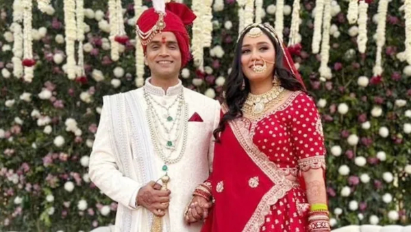 शादी के 6 महीने बाद हसीना की मौत, प्रेग्नेंट थी हसीना, पति और सास पर हत्या का आरोप Twisha Sharma Death Case: भोपाल में 31 वर्षीय मॉडल ट्विशा शर्मा की संदिग्ध मौत का मामला लगातार सुर्खियों में बना हुआ है। ट्विशा का शव उनके घर में फंदे से लटका मिला था, लेकिन घटना के कई दिन बाद भी परिवार ने शव लेने से इनकार कर दिया। परिजनों ने ससुराल पक्ष पर हत्या का आरोप लगाते हुए पोस्टमार्टम रिपोर्ट पर भी सवाल उठाए हैं।           प्रेग्नेंट थीं ट्विशा शर्मा परिवार का कहना है कि शादी के कुछ ही महीनों बाद ट्विशा को दहेज के लिए मानसिक और शारीरिक रूप से परेशान किया जाने लगा था। मायके पक्ष, जो मूल रूप से नोएडा का रहने वाला है, ने आरोप लगाया कि मौत से करीब एक सप्ताह पहले ट्विशा का जबरन गर्भपात कराया गया। उनका दावा है कि ट्विशा दो महीने की गर्भवती थीं और इस घटना के बाद से वह काफी तनाव में थीं।    ट्विशा की चैट वायरल एम्स भोपाल की शुरुआती पोस्टमार्टम रिपोर्ट में मौत का कारण फांसी बताया गया है। हालांकि रिपोर्ट में शरीर पर कई चोटों के निशान मिलने की बात भी सामने आई है। इसी वजह से परिवार हत्या की आशंका जता रहा है। इस बीच ट्विशा की अपनी दोस्त को भेजी गई कथित आखिरी चैट भी सोशल मीडिया पर वायरल हो रही है। मैसेज में उन्होंने लिखा था कि वह “फंस चुकी हैं” और सही समय आने पर बात करने की बात कही थी।   पति पुलिस में तो सास जिला जज जानकारी के अनुसार, ट्विशा की शादी दिसंबर 2025 में वकील समर्थ सिंह से हुई थी, जिनसे उनकी मुलाकात एक डेटिंग ऐप के जरिए हुई थी। पुलिस ने पति समर्थ सिंह और उनकी मां गिरिबाला सिंह के खिलाफ मामला दर्ज किया है। गिरिबाला सिंह रिटायर्ड जिला जज हैं और उन्हें कोर्ट से अग्रिम जमानत मिल चुकी है। वहीं समर्थ सिंह की जमानत याचिका पर सुनवाई जारी है। मुख्यमंत्री आवास के बाहर धरना मामले ने तब और गंभीर रूप ले लिया जब ट्विशा के माता-पिता और भाई मुख्यमंत्री आवास के बाहर धरने पर बैठ गए। इसके बाद राज्य सरकार ने छह सदस्यीय एसआईटी का गठन कर जांच शुरू कर दी है। साथ ही दिल्ली एम्स में दोबारा पोस्टमार्टम कराने की प्रक्रिया भी आगे बढ़ाई जा रही है। अब इस मामले में जांच एजेंसियों की रिपोर्ट का इंतजार किया जा रहा है, जिससे मौत की असली वजह सामने आ सके।            