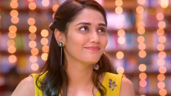 Twisha Sharma Last Film: इस OTT पर देखें ट्विशा शर्मा की आखिरी फिल्म, इस सुपरस्टार के किया था काम Twisha Sharma Last Film: पूर्व एक्ट्रेस ट्विशा शर्मा की अचानक मौत से हर कोई हैरान है। 12 मई को भोपाल स्थित उनके घर में उनका शव मिला था। इसके कुछ दिन बाद उनके पति समर्थ सिंह और सास गिरिबाला सिंह के खिलाफ एफआईआर दर्ज होने की खबर सामने आई। पुलिस मामले की जांच कर रही है। वहीं, ट्विशा के साथ काम कर चुके लोग उन्हें खुशमिजाज, मेहनती और अपने काम को लेकर गंभीर इंसान बता रहे हैं। फिल्मों में किया था काम फिल्मों से दूरी बनाने और कॉर्पोरेट नौकरी शुरू करने से पहले ट्विशा दो फिल्मों में नजर आई थीं। इनमें हिंदी फिल्म जरा संभल के और तेलुगु फिल्म मुग्गुरु मोनागल्लू शामिल हैं। मिस पुणे बनने के बाद शुरू किया एक्टिंग करियर ट्विशा ने बहुत कम उम्र में ग्लैमर की दुनिया में कदम रखा था। मिस पुणे का खिताब जीतने के बाद उन्होंने एक्टिंग शुरू की। उनकी पहली फिल्म जरा संभल के साल 2018 में रिलीज हुई थी। यह फिल्म साइबर फ्रॉड पर आधारित थी। फिल्म में ट्विशा ने नियारा नाम की लड़की का रोल निभाया था, जो साइबर ठगी करने वाले गिरोह का हिस्सा होती है। बाद में उसका किरदार पुलिस के सामने अपने जुर्म कबूल कर लेता है। आखिरी फिल्म बनी ‘मुग्गुरु मोनागल्लू’ इसके बाद ट्विशा तेलुगु फिल्म मुग्गुरु मोनागल्लू में नजर आईं। यह फिल्म 2021 में रिलीज हुई थी। फिल्म की कहानी तीन ऐसे लोगों के इर्द-गिर्द घूमती है, जिनमें एक बोल नहीं सकता, दूसरा सुन नहीं सकता और तीसरा देख नहीं सकता। ट्विशा ने इसमें अंजलि का रोल निभाया था, जो बोल नहीं पाती और फिल्म के मुख्य किरदार से प्यार करने लगती है। यही उनकी आखिरी फिल्म साबित हुई। परिवार के मुताबिक, ट्विशा ने डव और लोरियल जैसे बड़े ब्रांड्स के विज्ञापनों में भी काम किया था। चिन्मयी श्रीपदा ने जताई नाराजगी सिंगर चिन्मयी श्रीपदा ने ट्विशा की मौत पर दुख जताते हुए सोशल मीडिया पर नाराजगी जाहिर की। उन्होंने कहा कि आज भी कई लोग बेटियों को शादी के बाद बोझ समझते हैं और ससुराल भेजने के बाद उनकी जिम्मेदारी खत्म मान लेते हैं। ट्विशा की मौत के बाद सोशल मीडिया पर दहेज और महिलाओं की सुरक्षा को लेकर फिर से चर्चा शुरू हो गई है। Twisha Sharma Last Film: इस OTT पर देखें ट्विशा शर्मा की आखिरी फिल्म, इस सुपरस्टार के किया था काम Twisha Sharma Last Film: पूर्व एक्ट्रेस ट्विशा शर्मा की अचानक मौत से हर कोई हैरान है। 12 मई को भोपाल स्थित उनके घर में उनका शव मिला था। इसके कुछ दिन बाद उनके पति समर्थ सिंह और सास गिरिबाला सिंह के खिलाफ एफआईआर दर्ज होने की खबर सामने आई। पुलिस मामले की जांच कर रही है। वहीं, ट्विशा के साथ काम कर चुके लोग उन्हें खुशमिजाज, मेहनती और अपने काम को लेकर गंभीर इंसान बता रहे हैं। फिल्मों में किया था काम फिल्मों से दूरी बनाने और कॉर्पोरेट नौकरी शुरू करने से पहले ट्विशा दो फिल्मों में नजर आई थीं। इनमें हिंदी फिल्म जरा संभल के और तेलुगु फिल्म मुग्गुरु मोनागल्लू शामिल हैं। मिस पुणे बनने के बाद शुरू किया एक्टिंग करियर ट्विशा ने बहुत कम उम्र में ग्लैमर की दुनिया में कदम रखा था। मिस पुणे का खिताब जीतने के बाद उन्होंने एक्टिंग शुरू की। उनकी पहली फिल्म जरा संभल के साल 2018 में रिलीज हुई थी। यह फिल्म साइबर फ्रॉड पर आधारित थी। फिल्म में ट्विशा ने नियारा नाम की लड़की का रोल निभाया था, जो साइबर ठगी करने वाले गिरोह का हिस्सा होती है। बाद में उसका किरदार पुलिस के सामने अपने जुर्म कबूल कर लेता है। आखिरी फिल्म बनी ‘मुग्गुरु मोनागल्लू’ इसके बाद ट्विशा तेलुगु फिल्म मुग्गुरु मोनागल्लू में नजर आईं। यह फिल्म 2021 में रिलीज हुई थी। फिल्म की कहानी तीन ऐसे लोगों के इर्द-गिर्द घूमती है, जिनमें एक बोल नहीं सकता, दूसरा सुन नहीं सकता और तीसरा देख नहीं सकता। ट्विशा ने इसमें अंजलि का रोल निभाया था, जो बोल नहीं पाती और फिल्म के मुख्य किरदार से प्यार करने लगती है। यही उनकी आखिरी फिल्म साबित हुई। परिवार के मुताबिक, ट्विशा ने डव और लोरियल जैसे बड़े ब्रांड्स के विज्ञापनों में भी काम किया था। चिन्मयी श्रीपदा ने जताई नाराजगी सिंगर चिन्मयी श्रीपदा ने ट्विशा की मौत पर दुख जताते हुए सोशल मीडिया पर नाराजगी जाहिर की। उन्होंने कहा कि आज भी कई लोग बेटियों को शादी के बाद बोझ समझते हैं और ससुराल भेजने के बाद उनकी जिम्मेदारी खत्म मान लेते हैं। ट्विशा की मौत के बाद सोशल मीडिया पर दहेज और महिलाओं की सुरक्षा को लेकर फिर से चर्चा शुरू हो गई है।