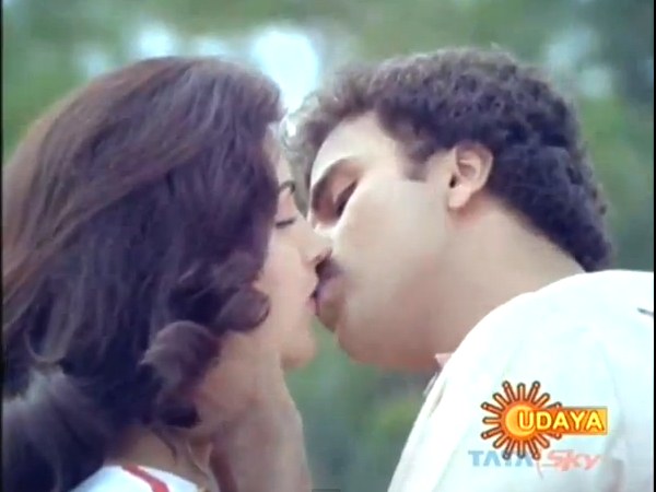 Ravichandran And Kushboo In Anjada Gandu