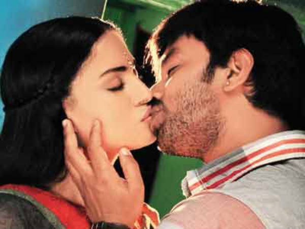 Akshay And Veena Malik's Kissing Scene