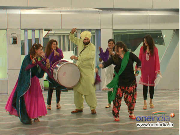 Navjot Singh Sidhu Dances Bhangra