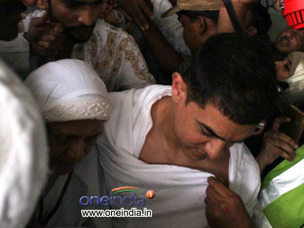 Aamir Leaves For Hajj