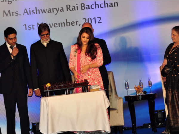 Aishwarya Cuts The Cake