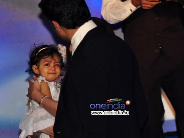 Baby Aaradhya Poses For The Shutterbugs!
