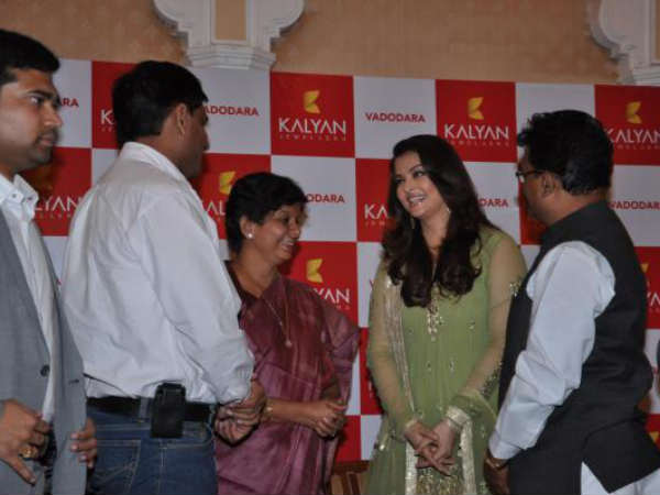 Aishwarya Interacts With Kalyan Jewellers Team