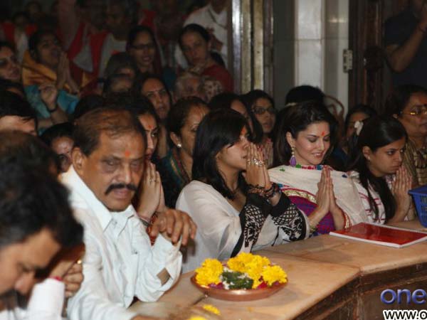 Sunny Visits Siddhivinayak 