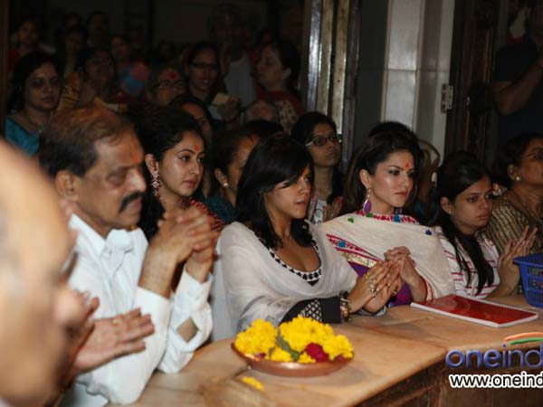 Sunny Visits Siddhivinayak 
