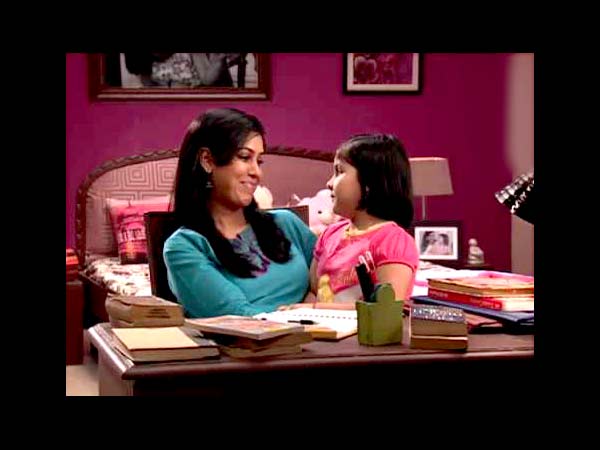 Peehu Aka Amrita With Priya Aka Sakshi Tanwar