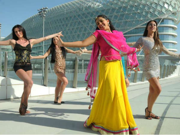 Gunde Jaari Gallanthayyinde Review