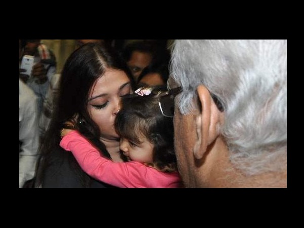 Aaradhya Bachchan With Mom Aish
