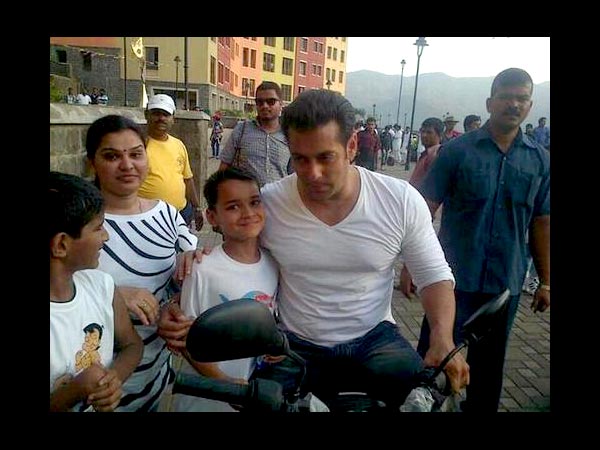 Mental On The Sets Pics