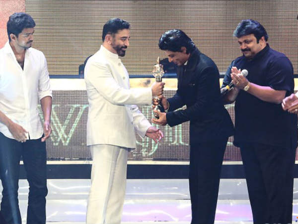 Shahrukh Receiving Vijay Award