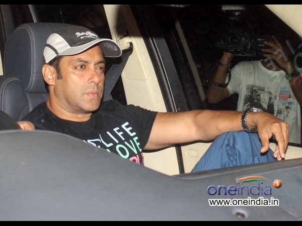 Salman Visits Sanjay