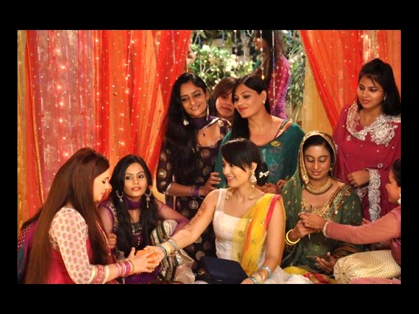 Will Zoya Stand The Acid Mehandi? 