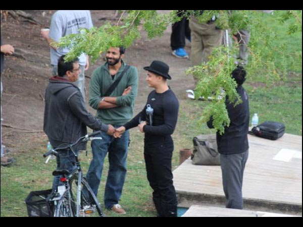 Aamir Clicked By The Media