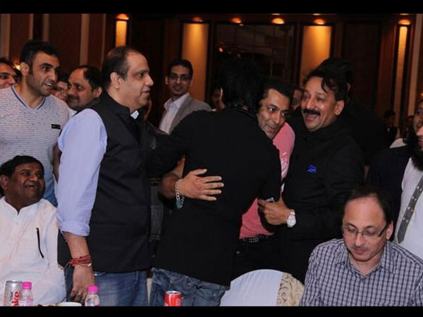 SRK-Salman Hugging Each Other