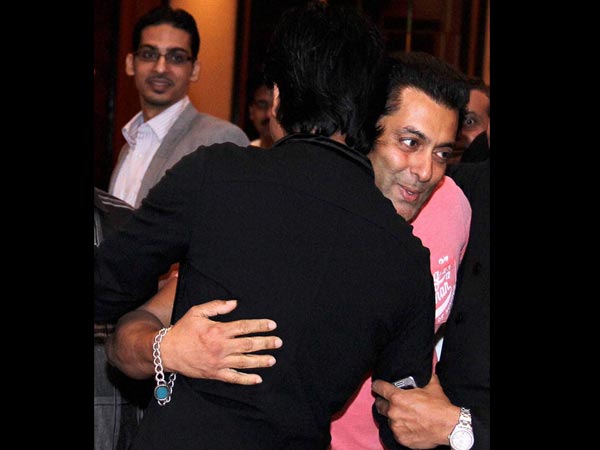 Salman Hugging Shahrukh