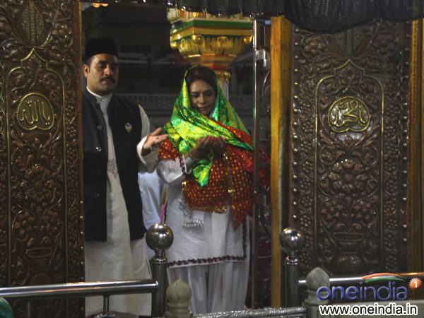 Barkha At Nizamuddin Dargah