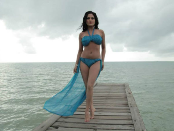 Veena Malik Giving Her Best