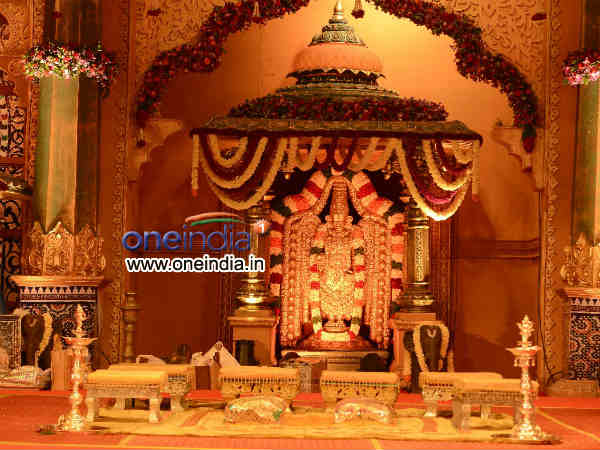 350 People Work On Mandap 350 People Work On Mandap