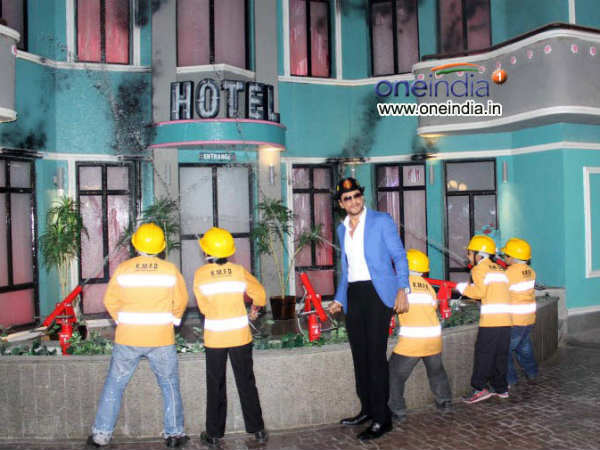 King Khan Plays With Kids