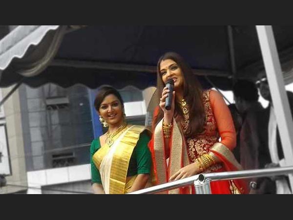 Aishwarya And Manju Interact With Crowd