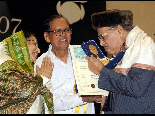 Manna Dey Honoured