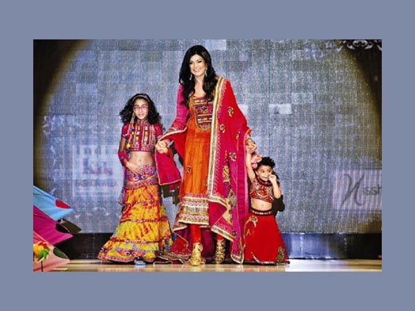 Sushmita With Daughters At A Fashion Show Sushmita With Daughters At A Fashion Show