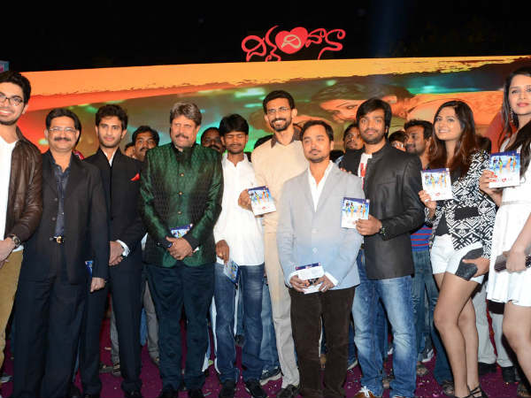 Kapil Dev Posing For Photo