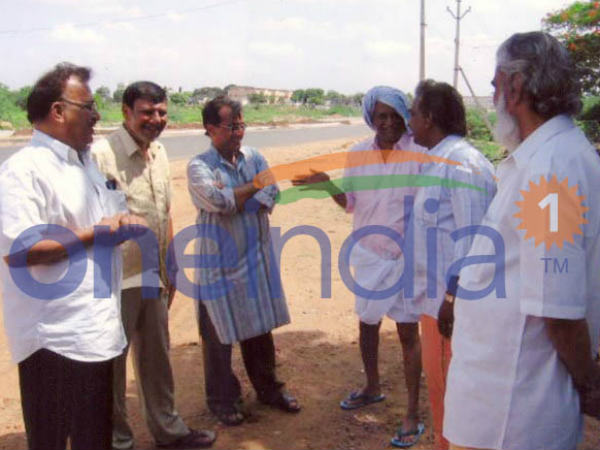 Rajinikanth With His Friends During Their Trip To Mantralayam