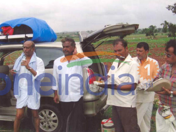Rajinikanth Having A Break During His Trip To Mantralayam