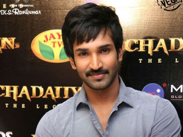 Aadhi Posing For Camera At Kochadaiiyaan Music Release Function
