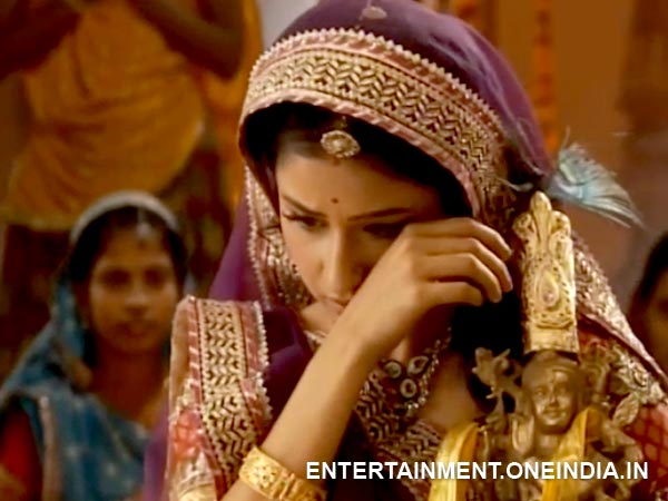 Jodha In Temple