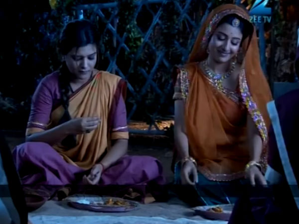 Jodha Feeds The Girl