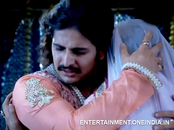 Jodha Hugs Back
