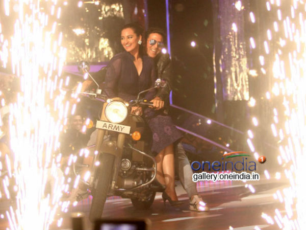 Akshay And Sonakshi Entrance