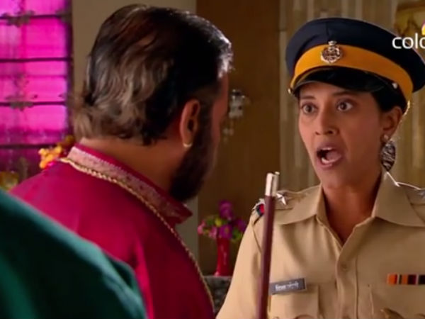 Dau Ji Bribes Police!