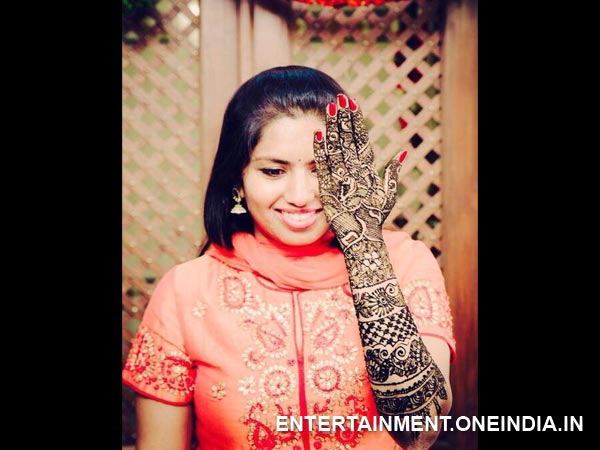 Neeraja Kona Shows Mehandi On Her Hand