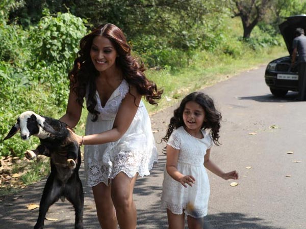 Bipasha Basu in Aatma