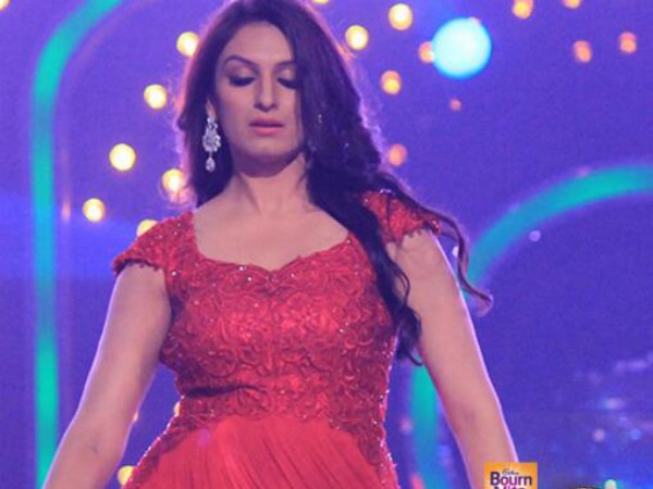 Singer Akriti Kakkar Injured Singer Akriti Kakkar Injured