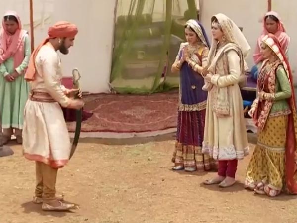 Rukaiya Distributes Rukaiya Distributes