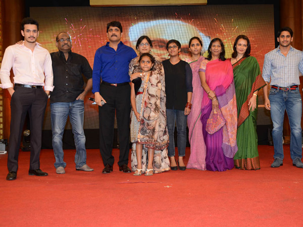 Nagarjuna With Technician At Manam 50 Days Success Meet Nagarjuna With Technician At Manam 50 Days Success Meet