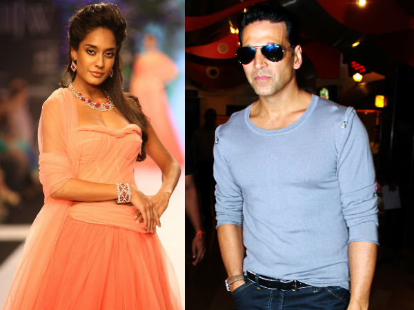 Akshay Kumar Turned Tutor For Lisa Haydon Akshay Kumar Turned Tutor For Lisa Haydon